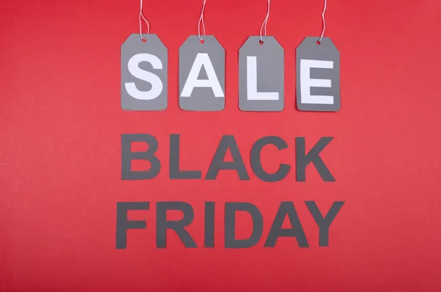 Red background with SALE tags and Black Friday text, ideal for promotions. Lokale kampagner i butik: Sådan planlægger du efter sæson og begivenheder